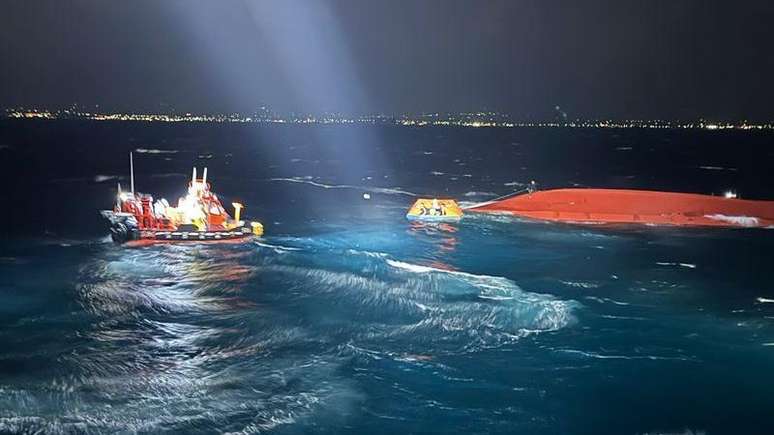 Cinco tripulantes de Hong morreram afogados quando este barco de pesca virou, em fevereiro.