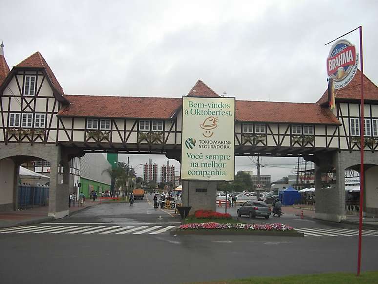 Desde 1984, a festa transforma Blumenau em palco de m&uacute;sica, dan&ccedil;a e gastronomia t&iacute;picas da cultura alem&atilde;, atraindo turistas do Brasil e do exterior &ndash; Wikimedia Commons/Vanderlei Bissiato