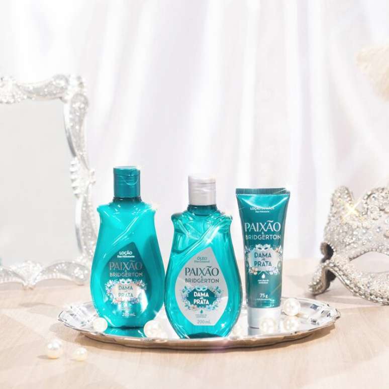 Linha Paix&atilde;o 'Bridgerton Dama de Prata' &eacute; composta por lo&ccedil;&atilde;o hidratante corporal, &oacute;leo corporal e lo&ccedil;&atilde;o para m&atilde;os