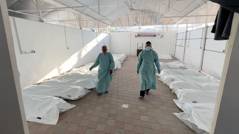 Os corpos est&atilde;o sendo levados para uma instala&ccedil;&atilde;o tempor&aacute;ria no hospital Nasser, em Khan Younis