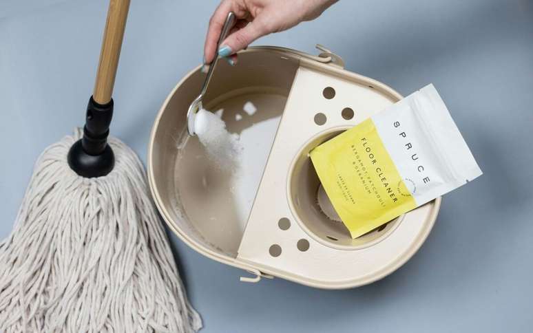 How to clean your mop without having to touch it or spend a dime. A home makeup that makes you feel like new How to clean your mop without having to touch it or spend a dime. A home makeup that makes you feel like new