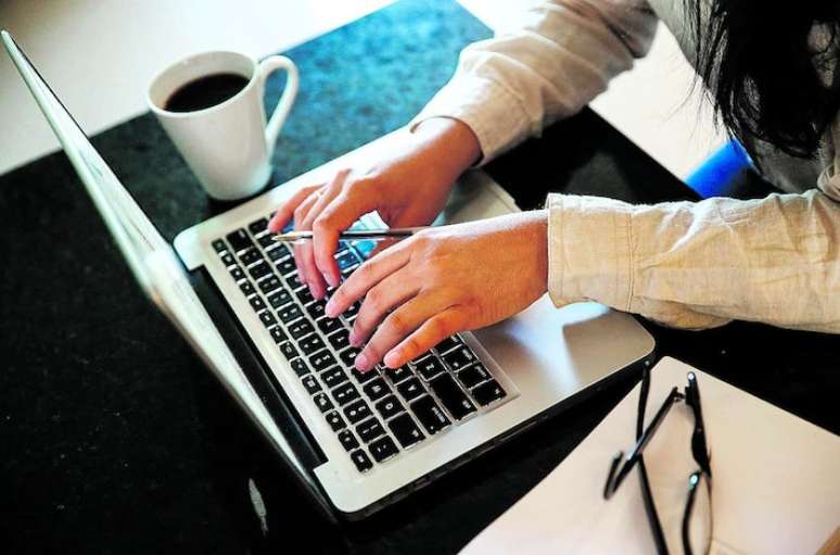 Veja dicas de como remover poeira, sujeira e resíduos do notebook sem danificar componentes