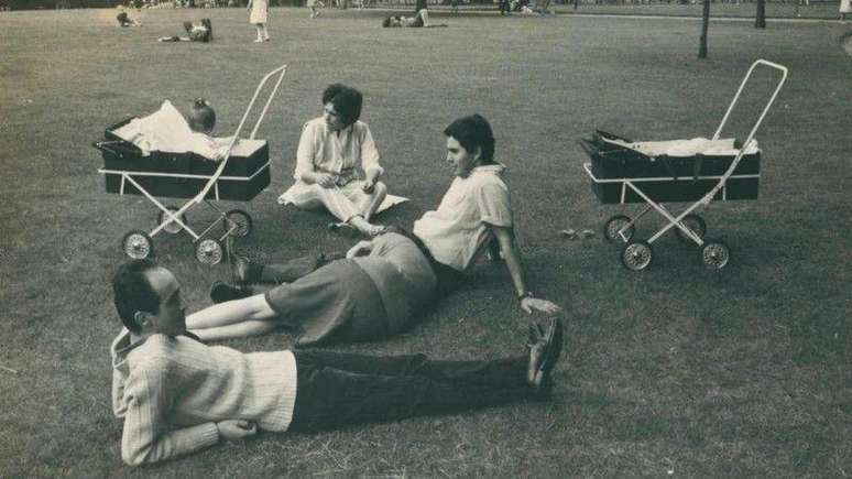 Vladimir Herzog e o casal Pacheco Jord&atilde;o em um parque, em 1966. Completam a fotografia os carrinhos de beb&ecirc; dos filhos Ivo Herzog e Beatriz Pacheco Jord&atilde;o