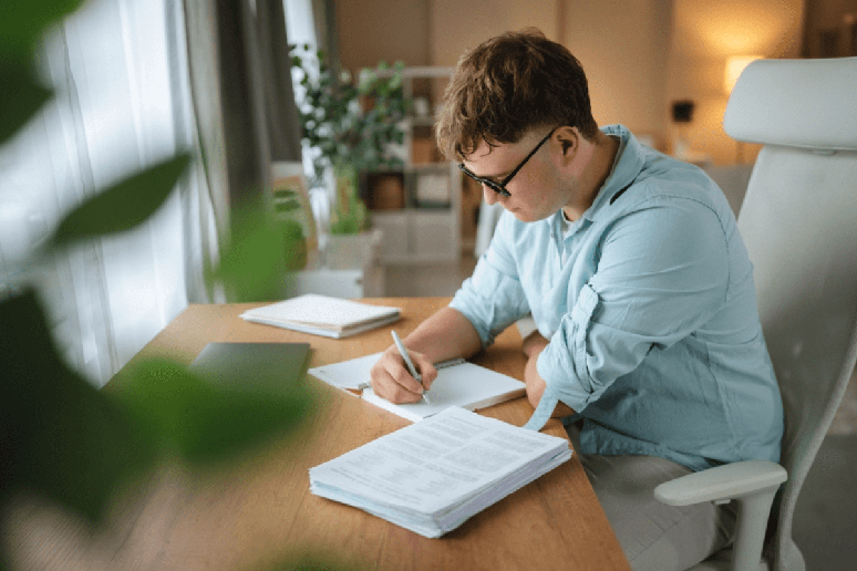 A Teoria de Resposta ao Item (TRI) avalia a coerência das respostas de cada participante (