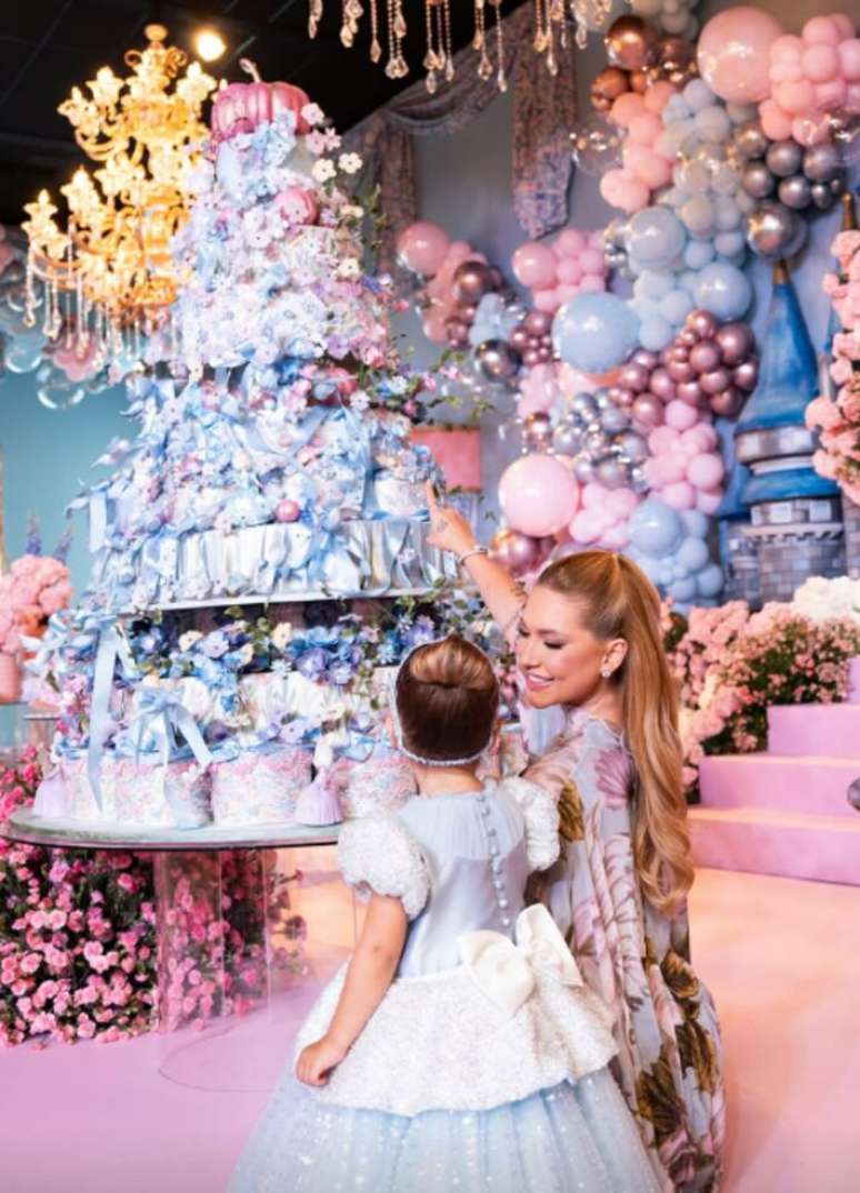 A filha do meio de Virginia Fonseca completa tr&ecirc;s anos com festa da Cinderela