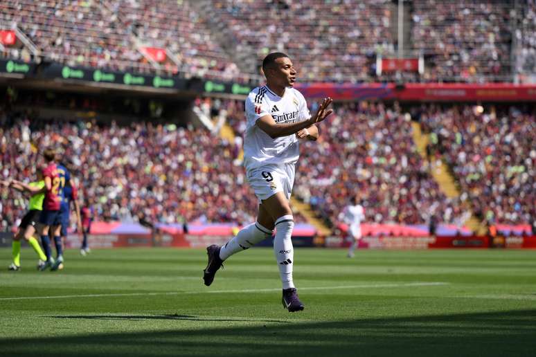 Mbapp&eacute; comemorando um gol sobre o Barcelona no &uacute;ltimo El Cl&aacute;ssico 