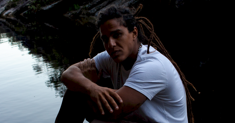 Emmano aprofunda conexão com ritmos de afrorreligiosidade em 'Gira de Esquerda'