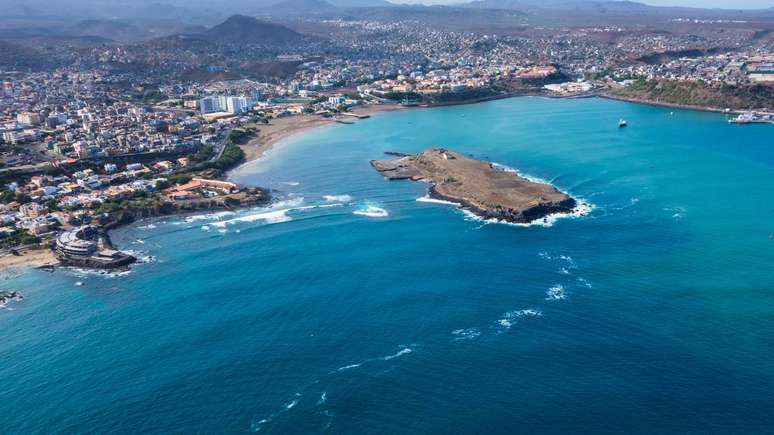 Vista a&eacute;rea da cidade de Praia, em Santiago &ndash; depositphotos.com / sam741002