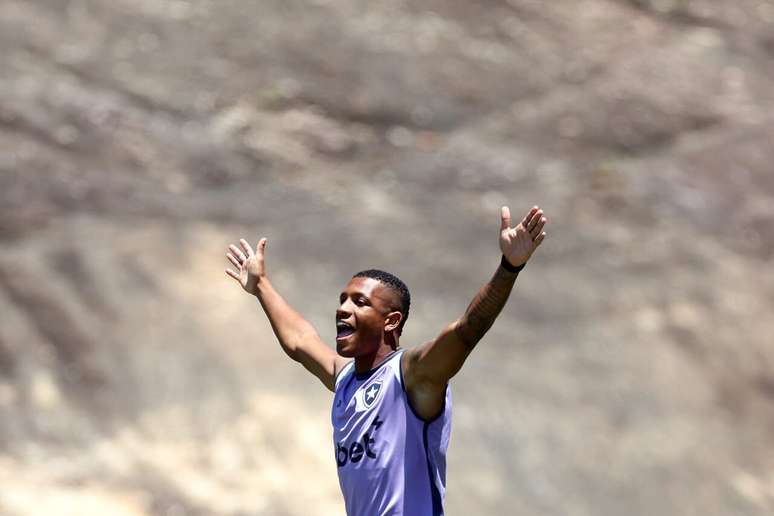 Danilo em treino do Botafogo nesta sexta-feira &ndash;