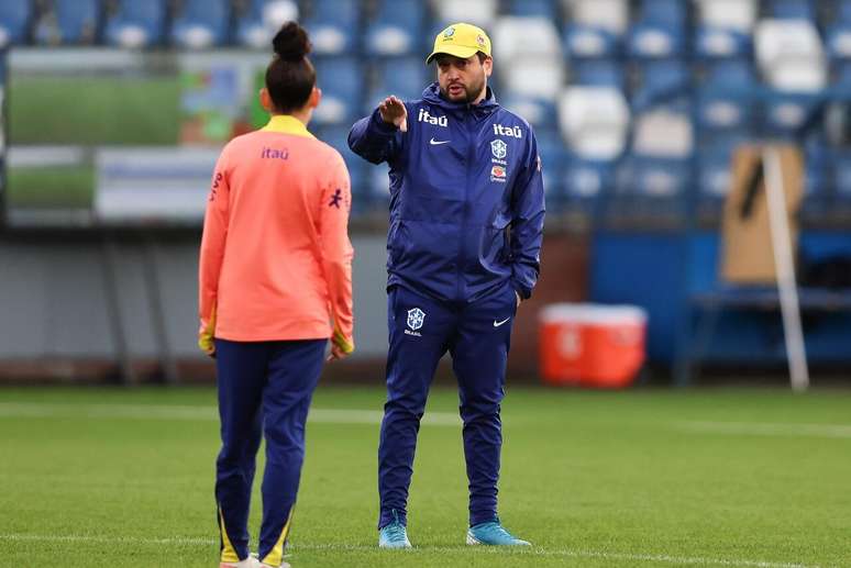 Arthur Elias em treino da Seleção Brasileira Feminina – Foto : Lívia Villas Boas / CBF
