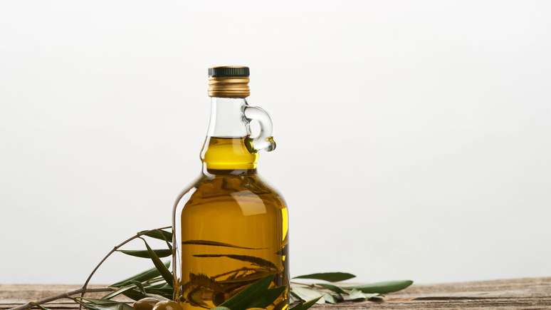 The application of olive oil in cooking can vary depending on the type chosen. Extra virgin olive oil is recommended for cold use, in dishes such as salads, pestos and sauces, preserving their flavor and nutritional properties – depositphotos.com / AntonMatyukha The application of olive oil in cooking can vary depending on the type chosen. Extra virgin olive oil is recommended for cold use, in dishes such as salads, pestos and sauces, preserving their flavor and nutritional properties – depositphotos.com / AntonMatyukha