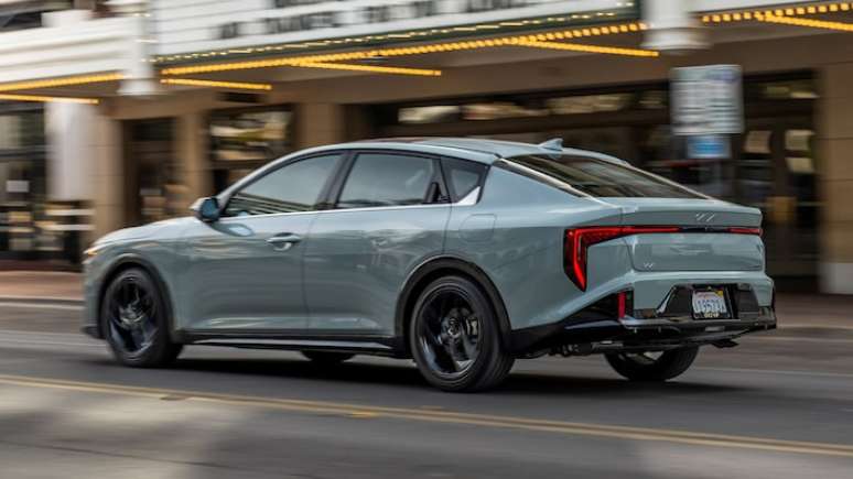 Sucessor do Cerato, novo sed&atilde; m&eacute;dio chegar&aacute; importado do M&eacute;xico no in&iacute;cio de 2026 com motor a gasolina