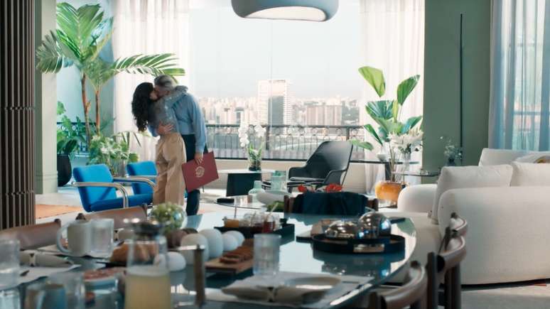 Paisagem falsa: um painel no fundo do cenário simula o skyline paulistano