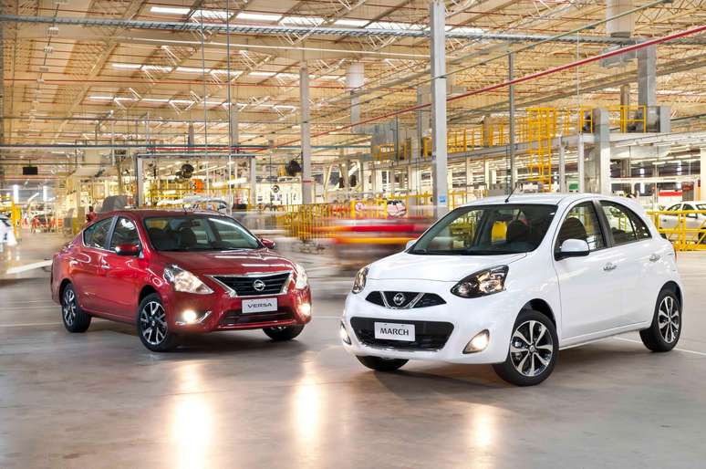 Nissan March (branco) e Versa (vermelho): primeiros carros feitos em Resende (RJ)