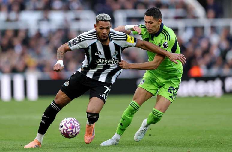 O brasileiro Joelinton tenta escapar da marca&ccedil;&atilde;o de Lukic e levar o Newcastle ao ataque.&nbsp;