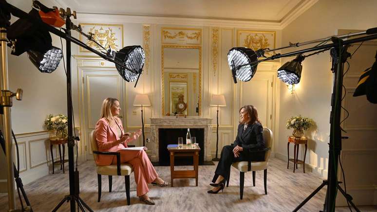Laura Kuenssberg (&agrave; esquerda) entrevistou Kamala Harris em Londres, no Reino Unido