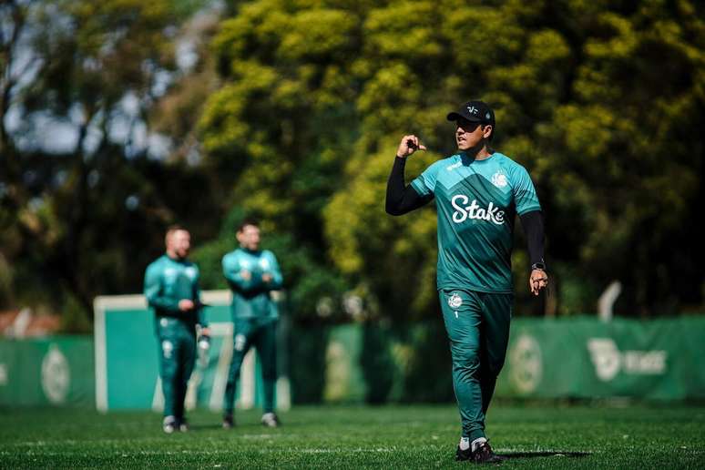 Thiago Carpini em treino do Juventude &ndash;