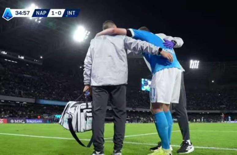 De Bruyne sendo carregado pelos m&eacute;dicos do Napoli &ndash;