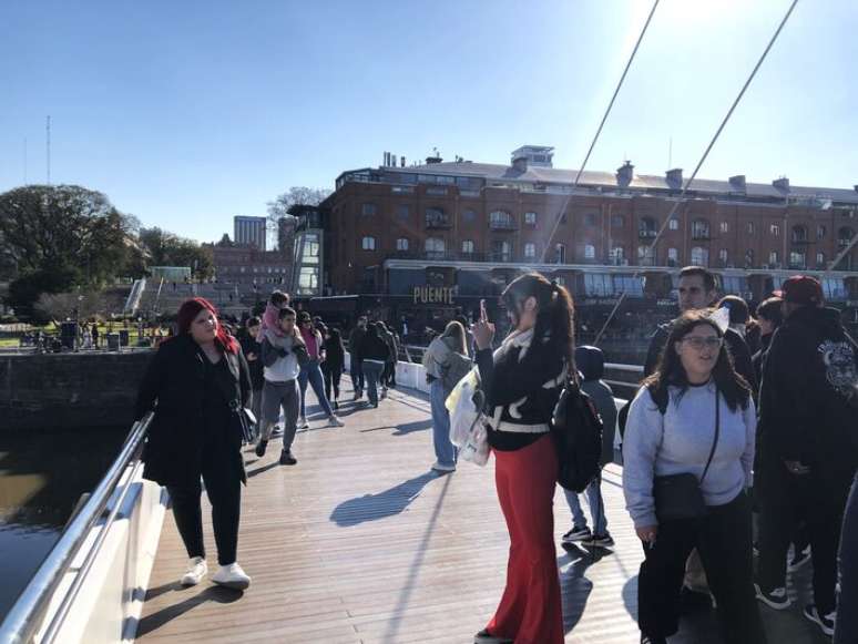 Turistas tiram fotos na Puente de la Mujer, que leva a Puerto Madero