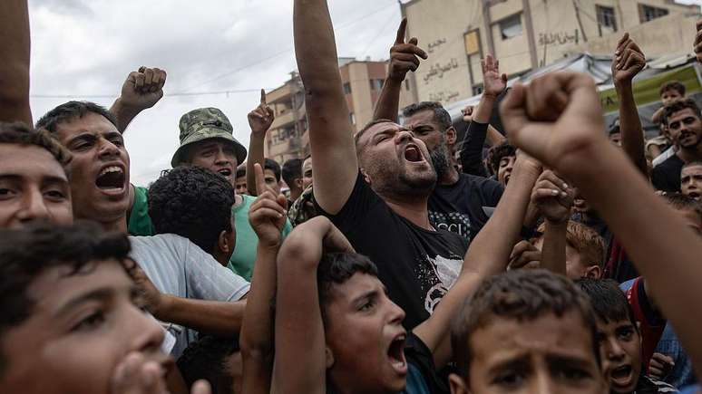 Palestinos comemoram na Faixa de Gaza, ap&oacute;s o an&uacute;ncio do cessar-fogo