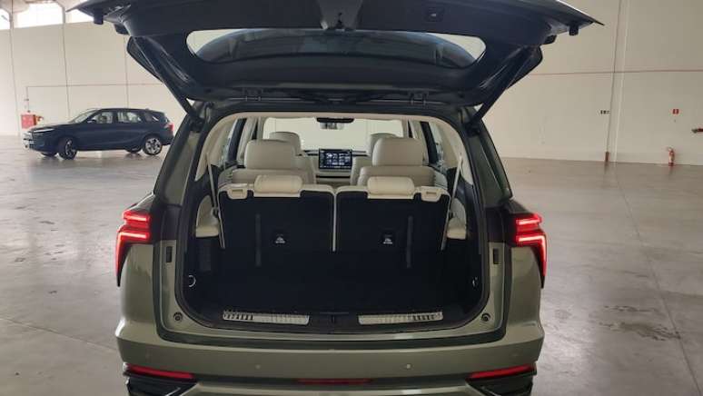 Porta-malas vai de 239 litros a 1.040 l com os bancos rebatidos