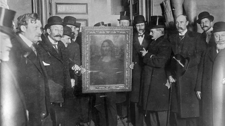 Pessoas reunidas em torno da Mona Lisa, de Leonardo da Vinci, durante a devolução da obra a Paris, no dia 4 de janeiro de 1914