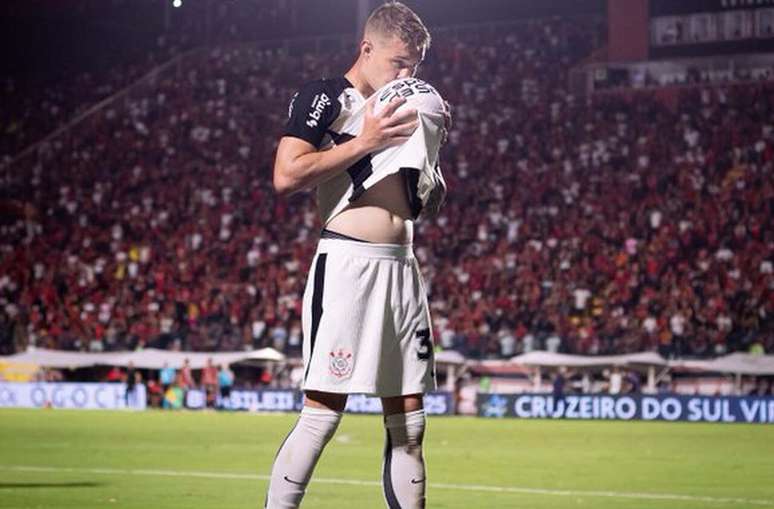 Corinthians venceu o Vit&oacute;ria mesmo com um jogador a menos &ndash;