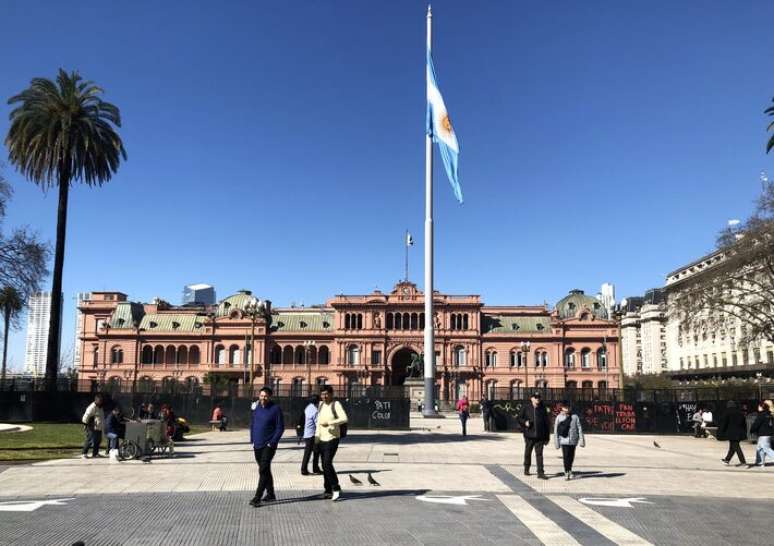 Poucos turistas transitam em frente &agrave; Casa Rosada, na Plaza de Mayo, no domingo 7 de setembro