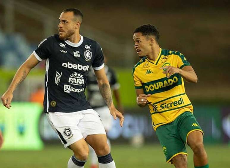 Cuiab&aacute; (de amarelo) perde em casa Assim, o time fica bem mais longe do acesso. Remo &eacute; vice-l&iacute;der.