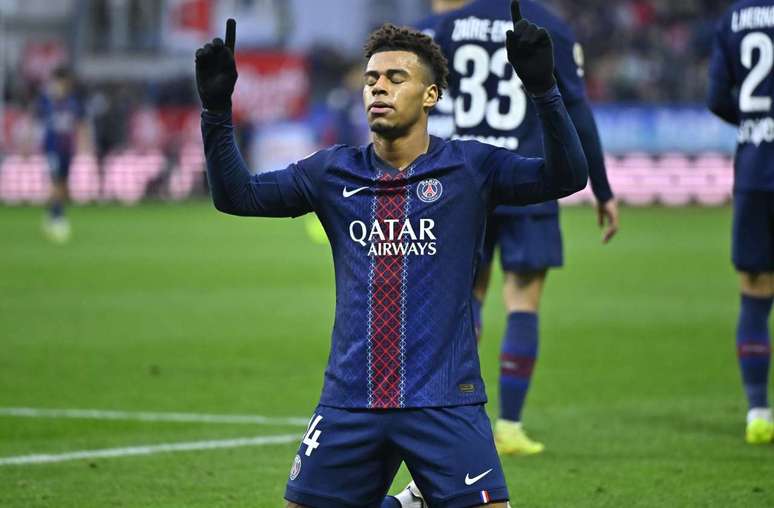 Dou&eacute; fecha o placar em 3 a 0 para o PSG e comemora o seu gol.