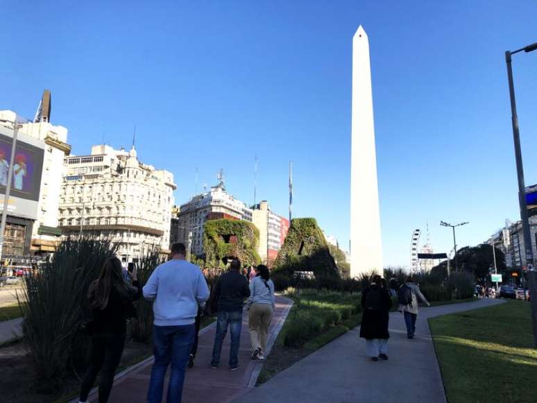 Turistas fazem fila para tirar foto com o letreiro de Buenos Aires e o Obelisco ao fundo