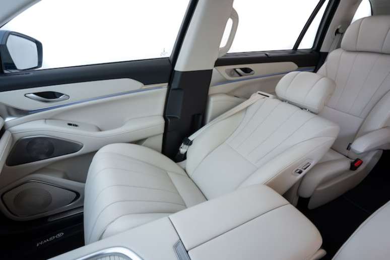 Ao toque de um bot&atilde;o, assento do passageiro da frente reclina at&eacute; a posi&ccedil;&atilde;o de 110&deg;