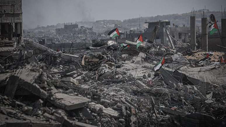 Os ataques israelenses mataram pelo menos 67.938 pessoas na Faixa de Gaza desde outubro de 2023, segundo dados do Minist&eacute;rio da Sa&uacute;de do territ&oacute;rio, administrado pelo Hamas