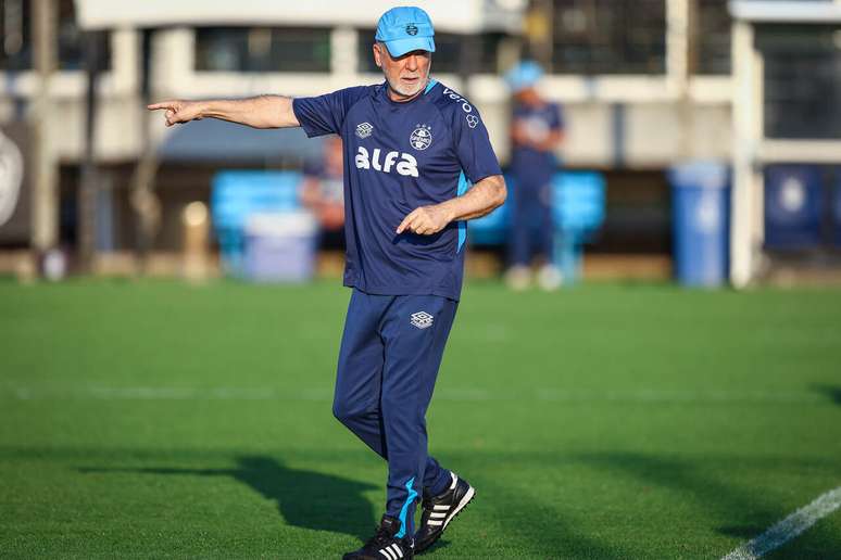 Mano Menezes orienta jogadores do Gr&ecirc;mio durante treino &ndash;