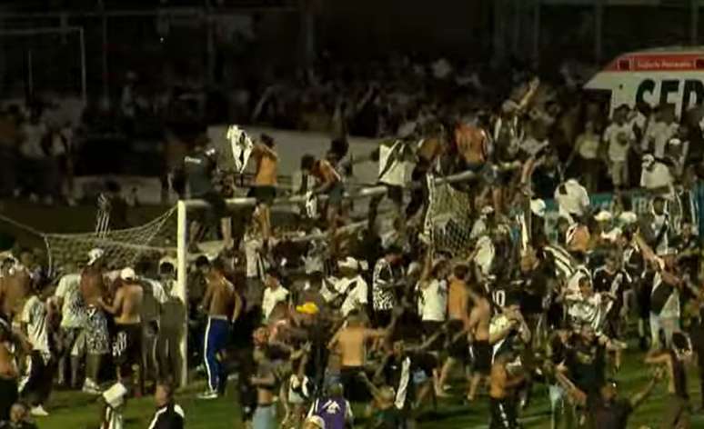 Euf&oacute;ricos, torcedores entram em campo para festejar a conquista &ndash;