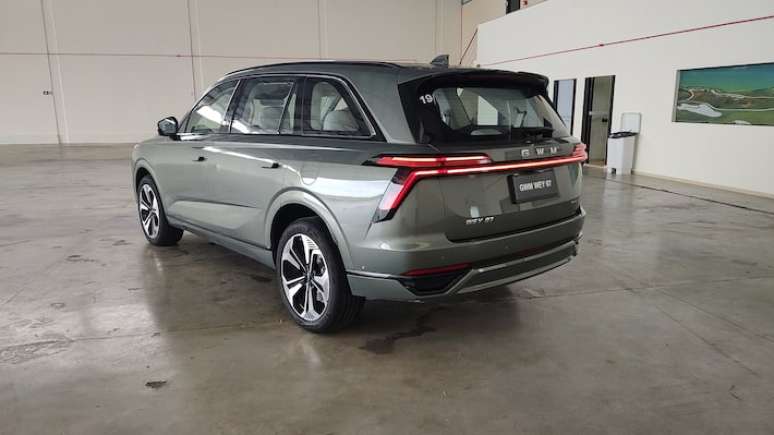 Lanternas traseiras v&atilde;o de uma ponta a outra da carroceria