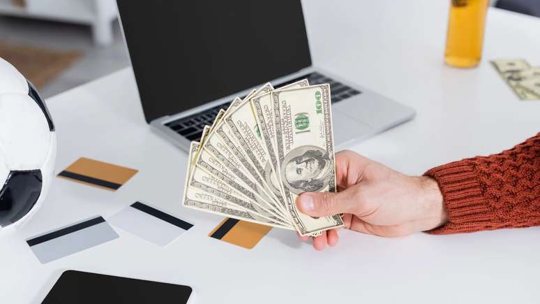 Levar pequenas quantias em notas &eacute; importante para gastos imediatos, principalmente em estabelecimentos que n&atilde;o aceitam cart&otilde;es ou em situa&ccedil;&otilde;es como transporte p&uacute;blico, gorjetas e compras em mercados locais &ndash; depositphotos.com / IgorVetushko