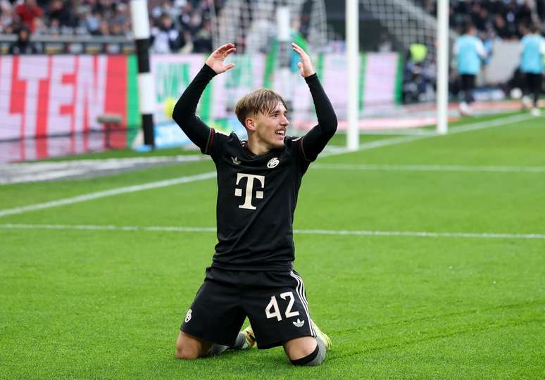 O garoto Lennart Karl, de apenas 17 anos, celebra o seu gola&ccedil;o, o terceiro do Bayern sobre o Borussia M&rsquo;Gladbach.