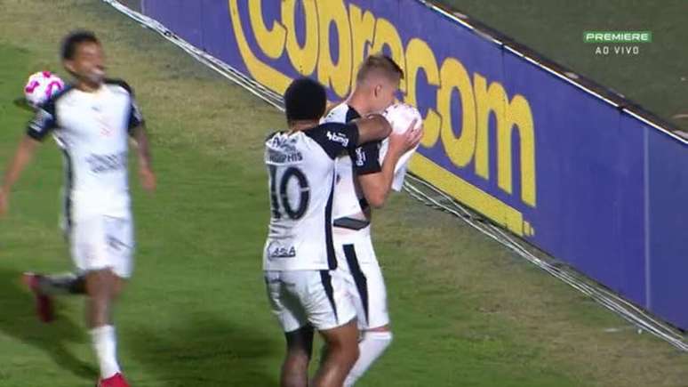Corinthians bate o Vit&oacute;ria com gol de Charles &ndash;