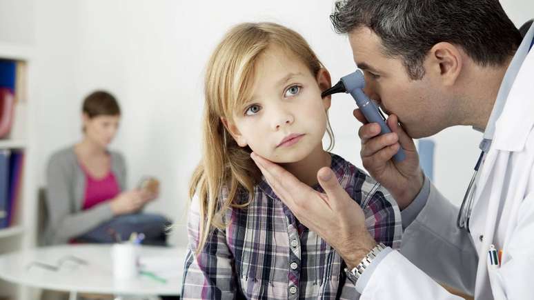 A identifica&ccedil;&atilde;o r&aacute;pida da causa &eacute; fundamental para evitar complica&ccedil;&otilde;es, como a propaga&ccedil;&atilde;o da infec&ccedil;&atilde;o para outras regi&otilde;es pr&oacute;ximas ao ouvido ou at&eacute; situa&ccedil;&otilde;es de perda auditiva permanente &ndash; depositphotos.com / imagepointfr