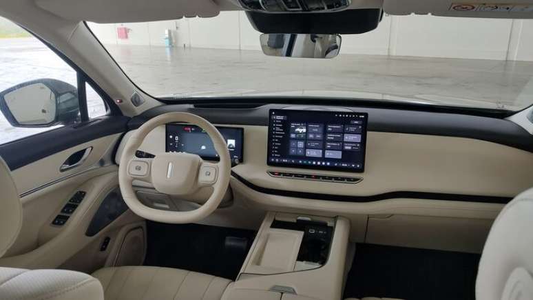 GWM Wey 07 tem quadro de instrumentos de 12,3" e central multim&iacute;dia de 14,6"