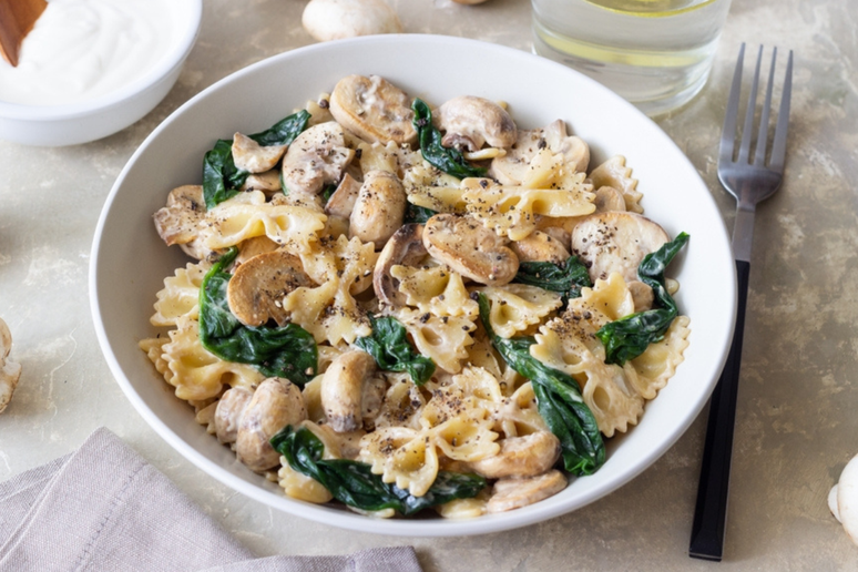 Macarr&atilde;o gravatinha com cogumelo e espinafre 