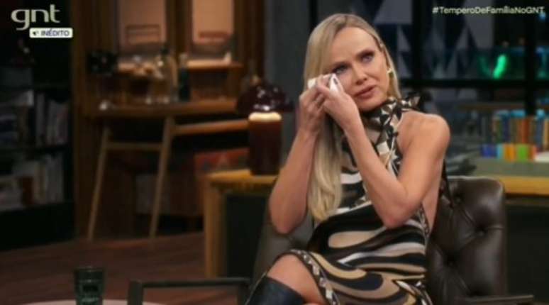 Eliana gets emotional during her participation in Conversa com Bial Eliana gets emotional during her participation in Conversa com Bial