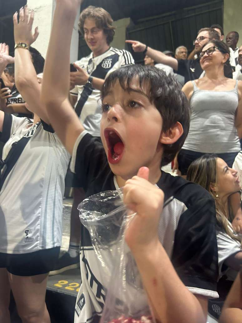Torcedor da Ponte Preta celebra o gol de Elvis durante a vit&oacute;ria contra o Londrina
