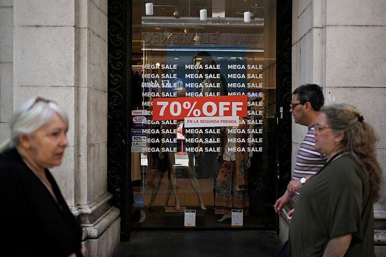 O ajuste fiscal promovido por Milei provoca forte impacto na economia e no cotidiano dos argentinos