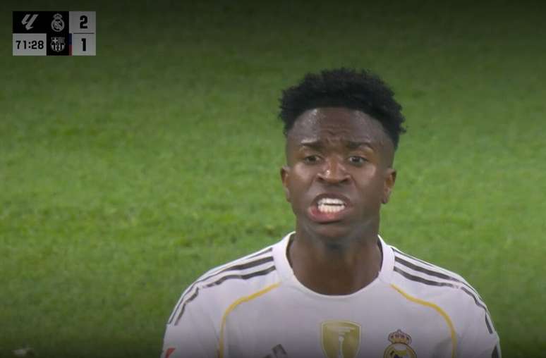 &ldquo;Eu? Vai tomar no &hellip;.&rdquo;&nbsp; esbraveja Vini em dire&ccedil;&atilde;o ao t&eacute;cnico Xabi Alonso ao ser substitu&iacute;do no segundo tempo no &ldquo;El Clasico&rdquo;. reprodu&ccedil;&atilde;o de video/espn