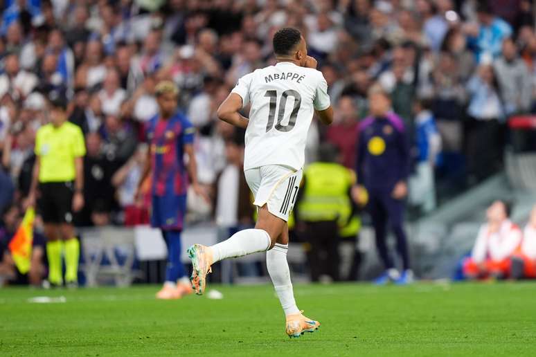 Mbapp&eacute; comemorando o primeiro gol 