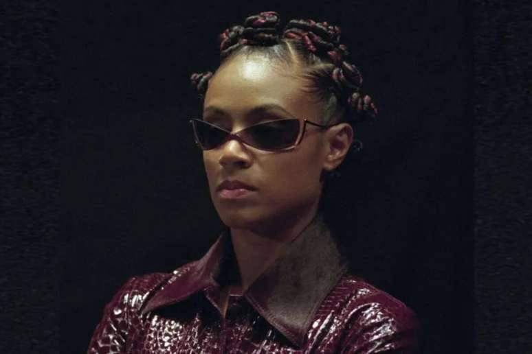 O penteado de Niobe &eacute; ousado e destaca o visual 