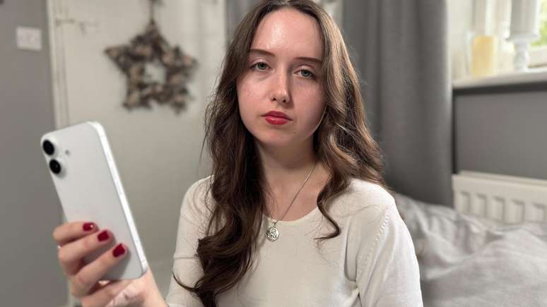 Fenella Rawling teve seu celular roubado em Cambridge e acompanhou, por meio de um aplicativo, o trajeto do aparelho até Londres, depois para Dubai e, finalmente, para a China.