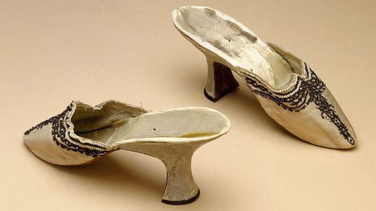 Sand&aacute;lias de seda com contas, usadas pela rainha, est&atilde;o entre os objetos da exposi&ccedil;&atilde;o O Estilo de Maria Antonieta, em cartaz no Museu Victoria & Albert de Londres